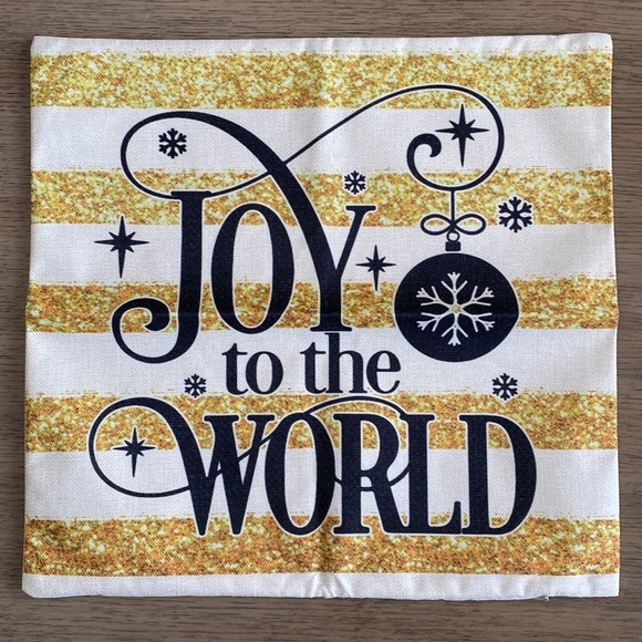 4 pillow covers New in Package Christmas Pillow Covers Set of 4 - Picture 2 of 9